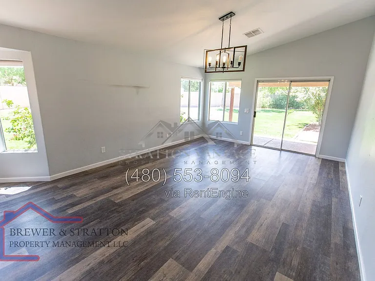 689 W Constitution Dr — Photo 18