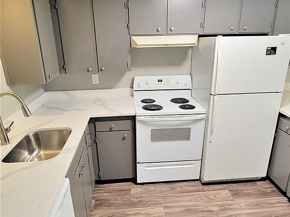2nd image of 980 Edmonds Ave NE #106