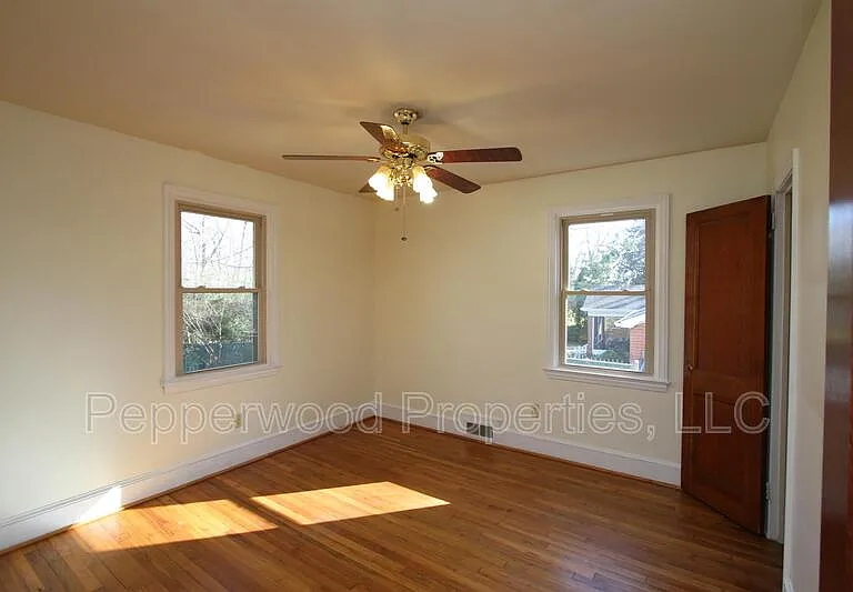 327 N Park Dr — Photo 6