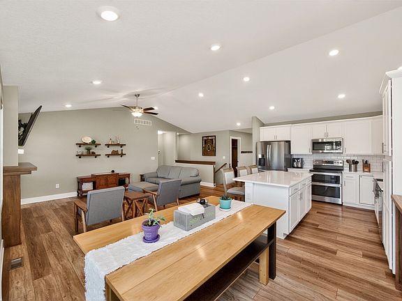 3rd image of 425 SE Esker Ridge Dr