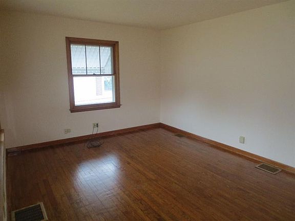 4th image of 300 Linden Ave