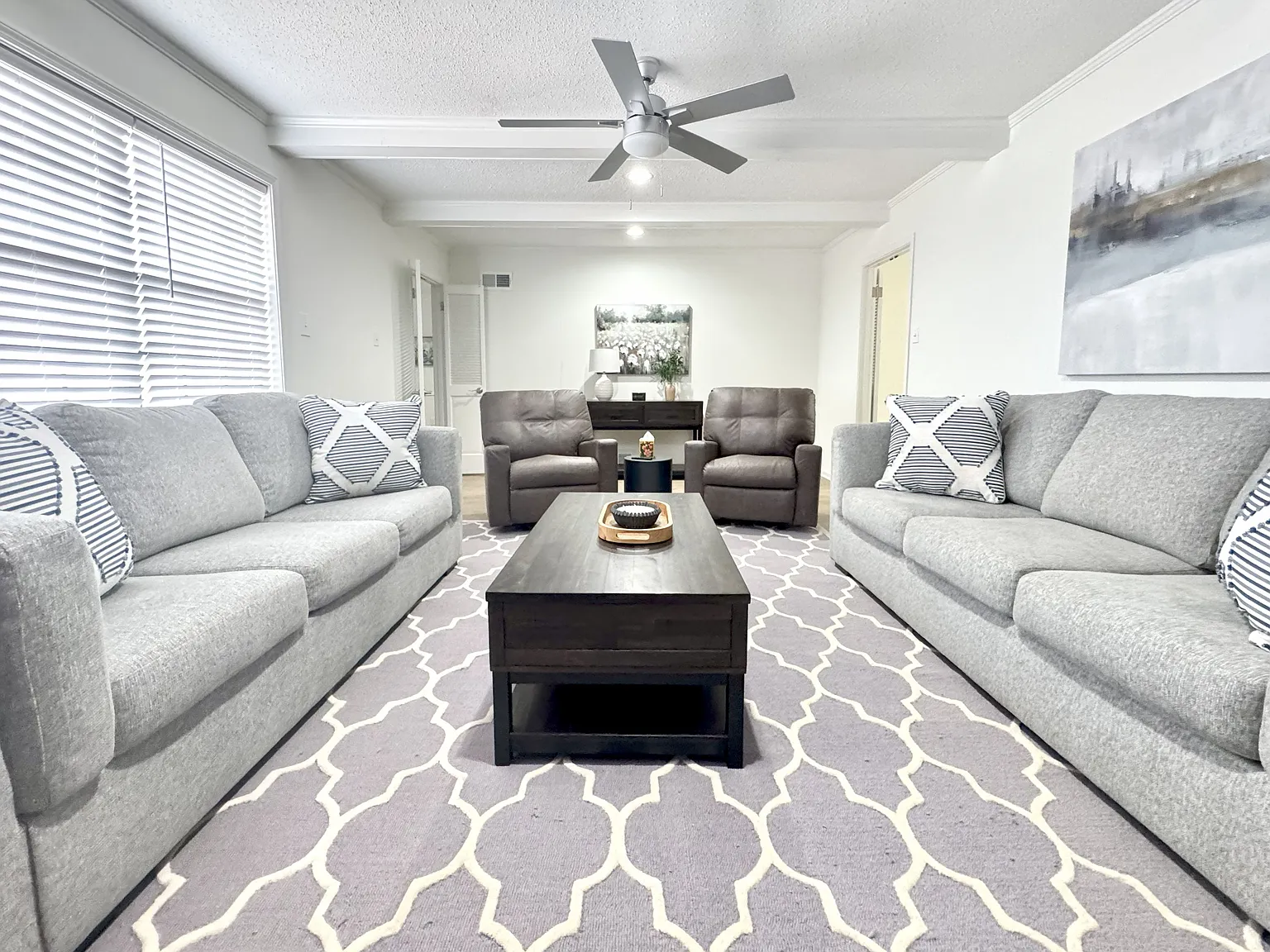 5 bed, 2.5 bath, 2800 sqft, $8,970 — Photo 1