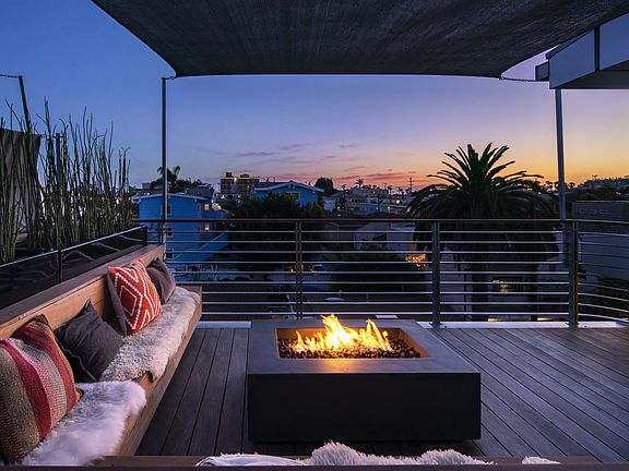 3rd image of 301 N Venice Blvd
