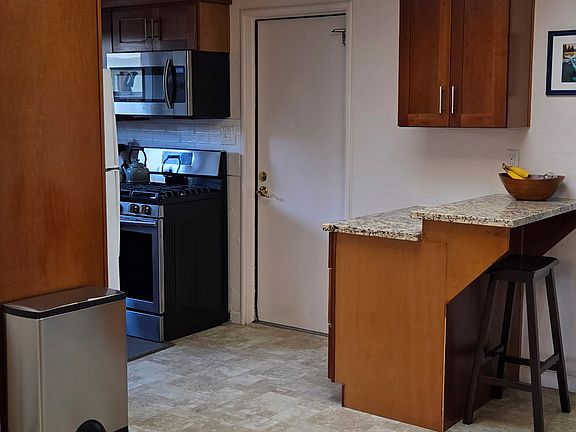 Another view of counter seating.
