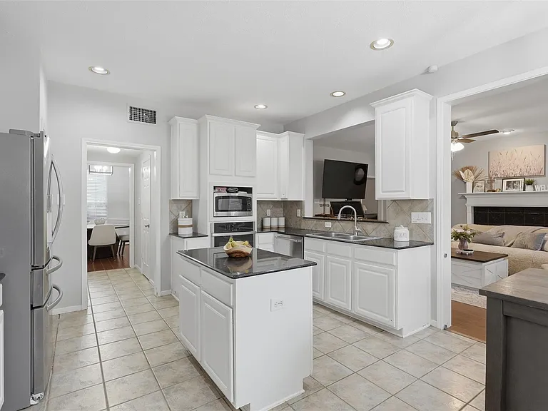 2538 Acadiana Ln — Photo 10