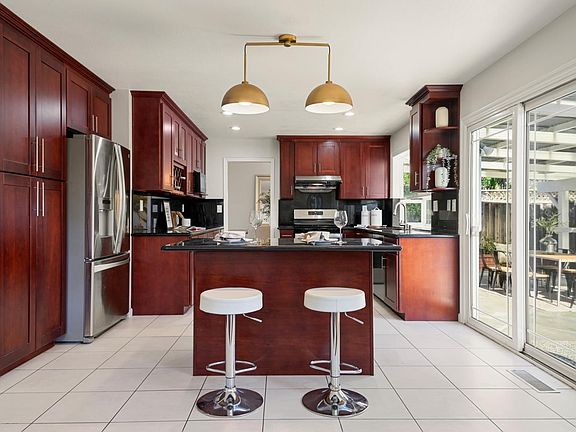 3rd image of 877 Cape Colony Dr