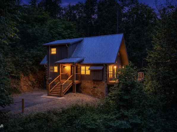 709 Spring Dr, Gatlinburg, TN 37738