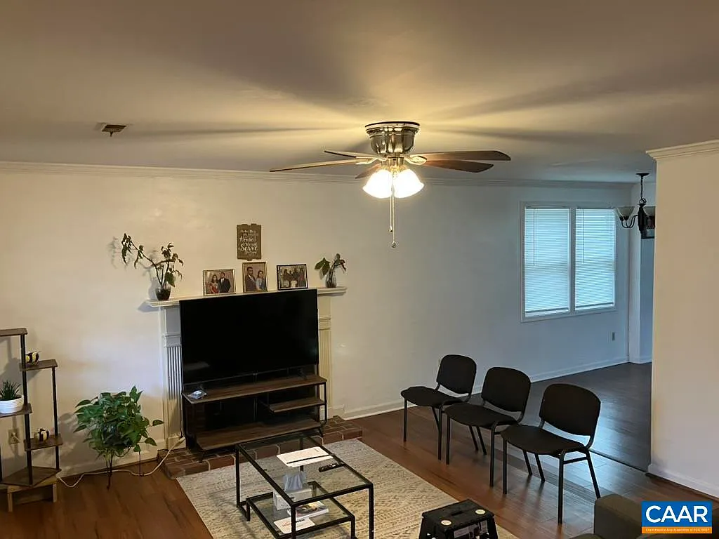 3 bed, 2.0 bath, 1635 sqft, $2,350 — Photo 2