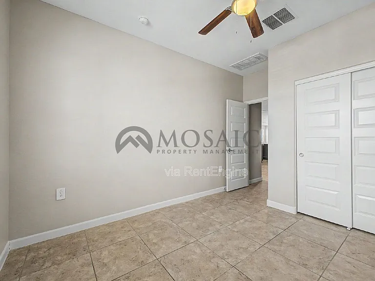 10617 S 54th Ln — Photo 17