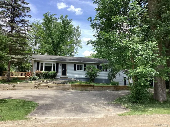 391 Northshore Ct, Ortonville, MI 48462