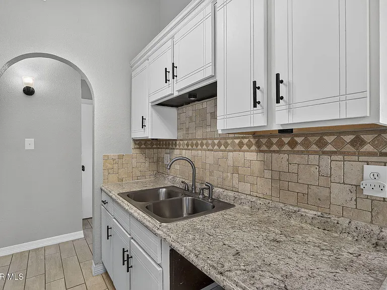 9128 Bur Oak Cir — Photo 12
