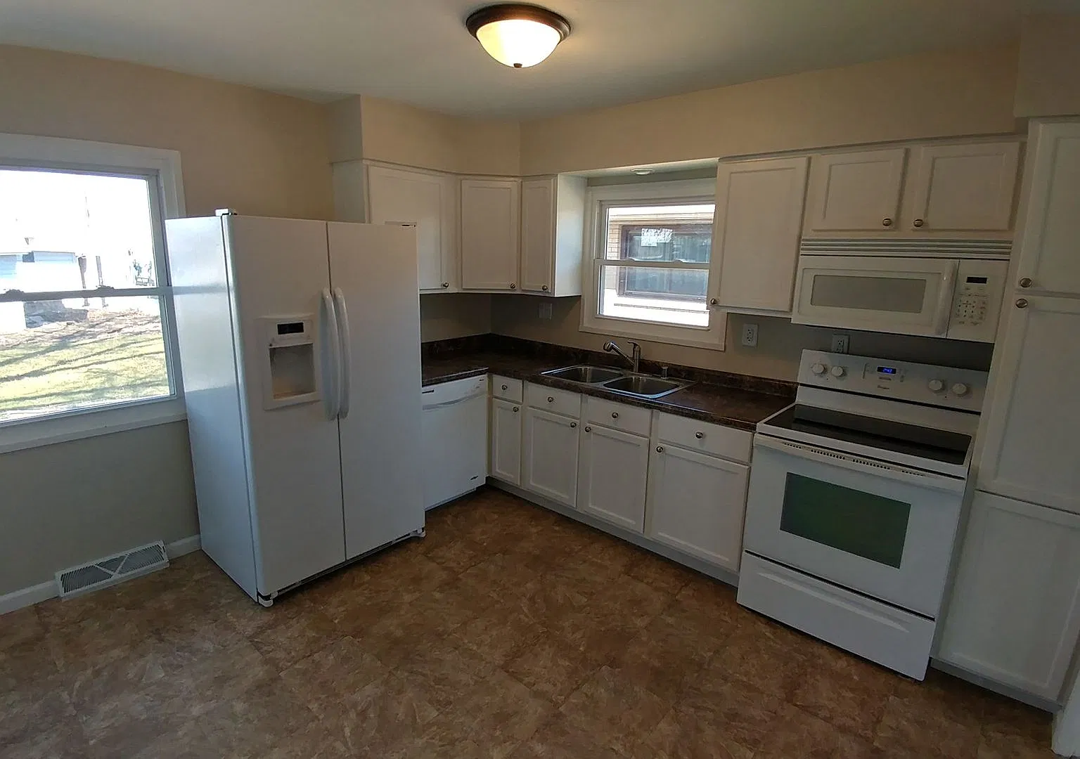 3 Bedroom 1 Bath Adorable Cape Cod — Photo 4