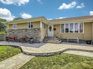 26 Castle Ln, Bay Shore, NY 11706