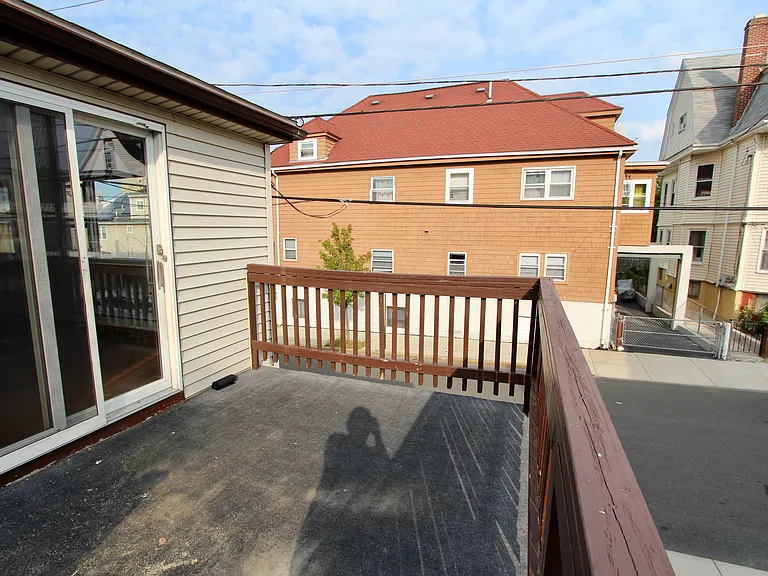 627 Beach St — Photo 8
