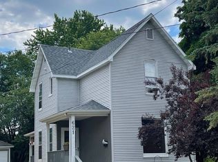 621 W Chestnut St, Freeport, IL 61032