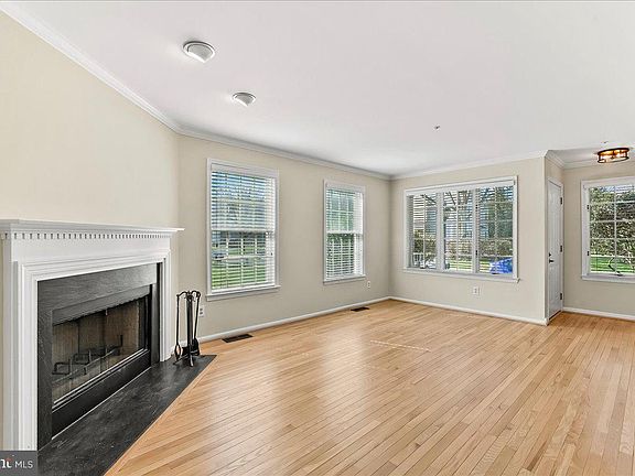 4th image of 48 Buttonwood Dr