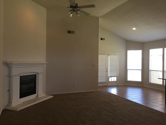 Living/kitchen table area