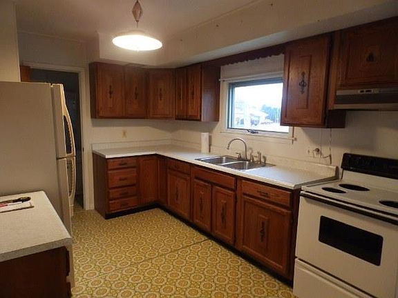 2nd image of 28 Gouverneur St