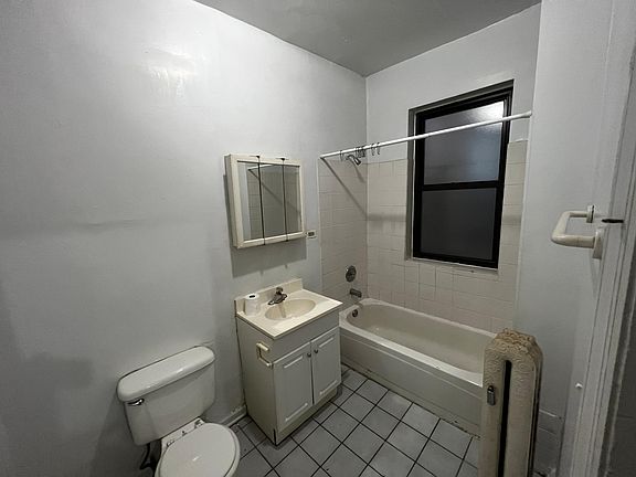 3rd image of 4010 N Kenmore Ave #1A