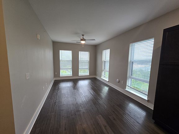 4th image of 20 Lee Garden Ln #450
