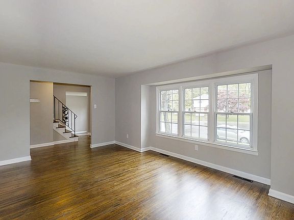 2nd image of 516 Oak Dr