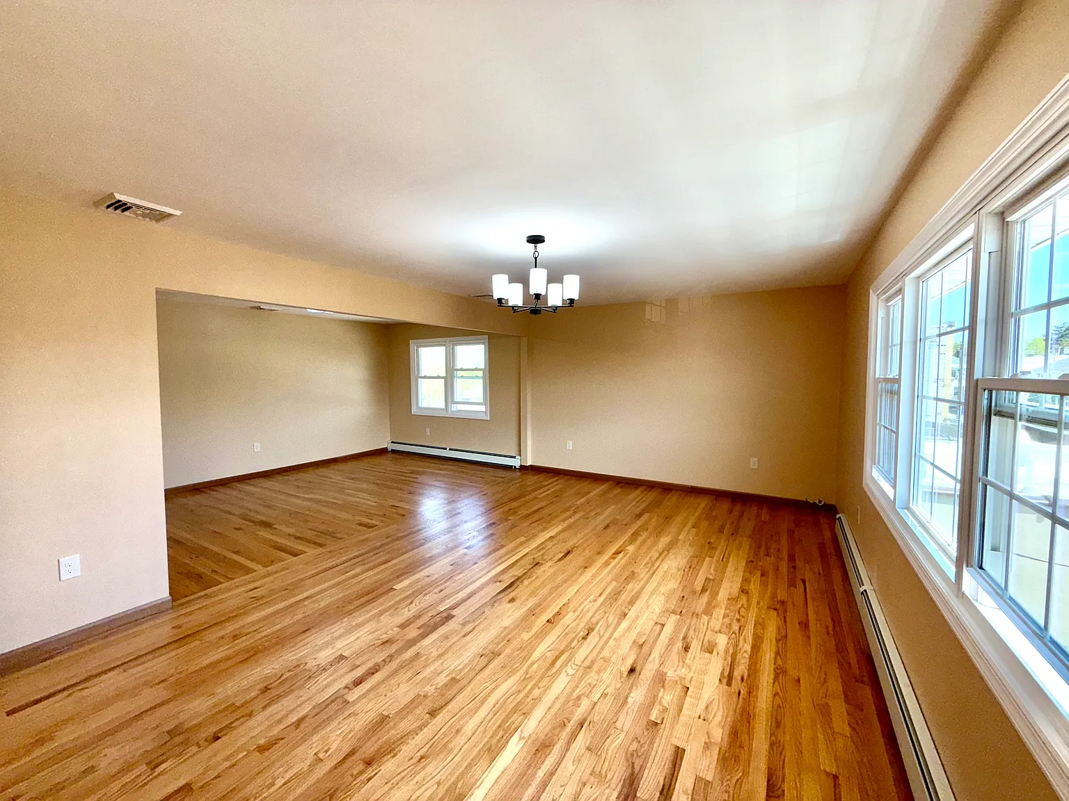 3 bed, 1000 sqft, $2,800 — Photo 2