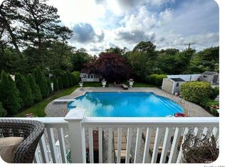 29 Sunbonnet Ln, Bellport, NY 11713