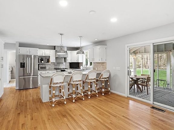 5th image of 355 Larchwood Dr