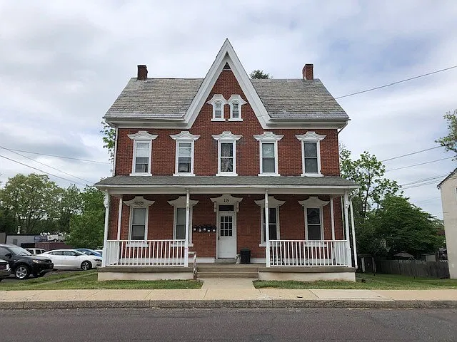 2 bed, 850 sqft, $1,325 — Photo 1