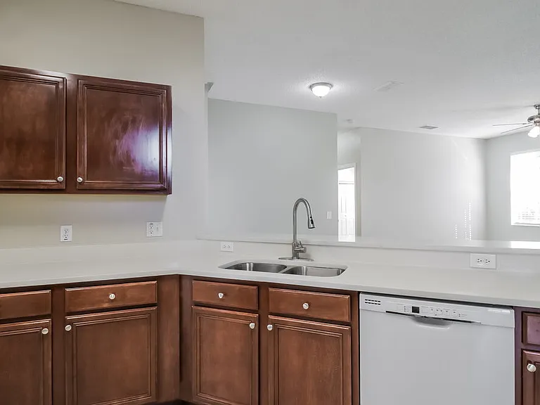 562 Bristol Cir — Photo 7