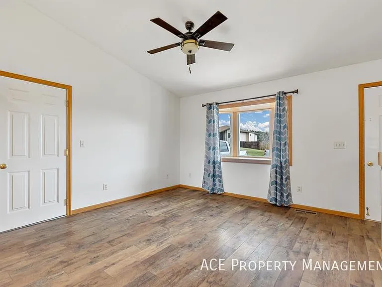 8563 Stables Dr — Photo 3