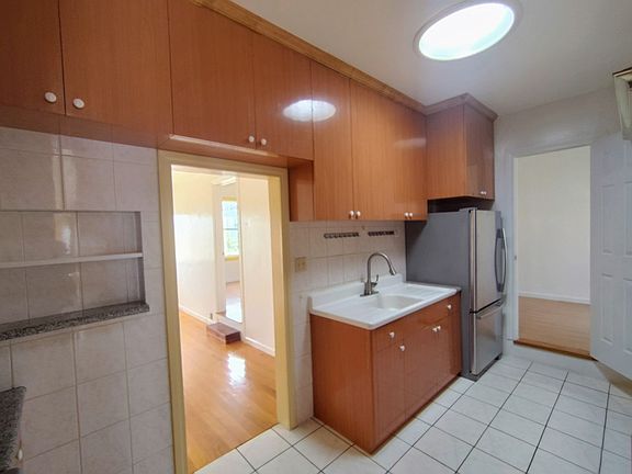 5th image of 253 Louisburg St #A