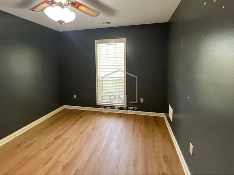 1095 Carriage Dr S — Photo 11