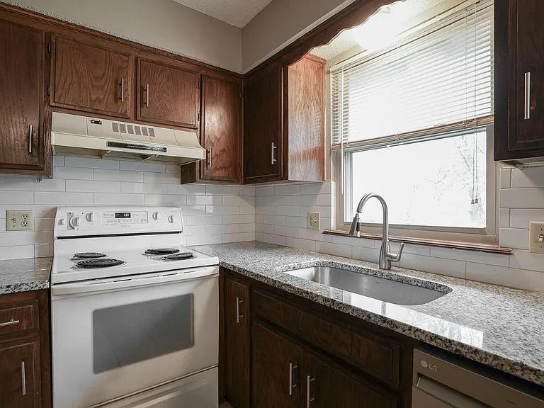 609 SE Bayberry Ln #A — Photo 9