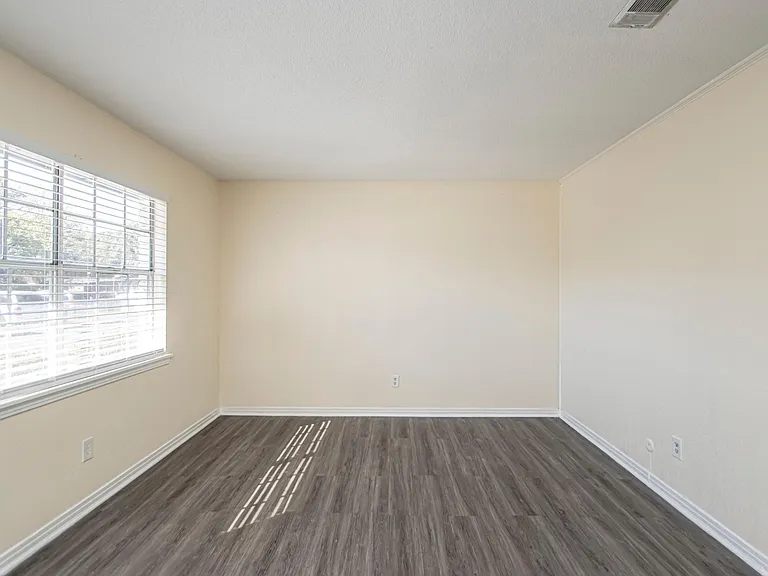 515 Brookside Dr #4 — Photo 2