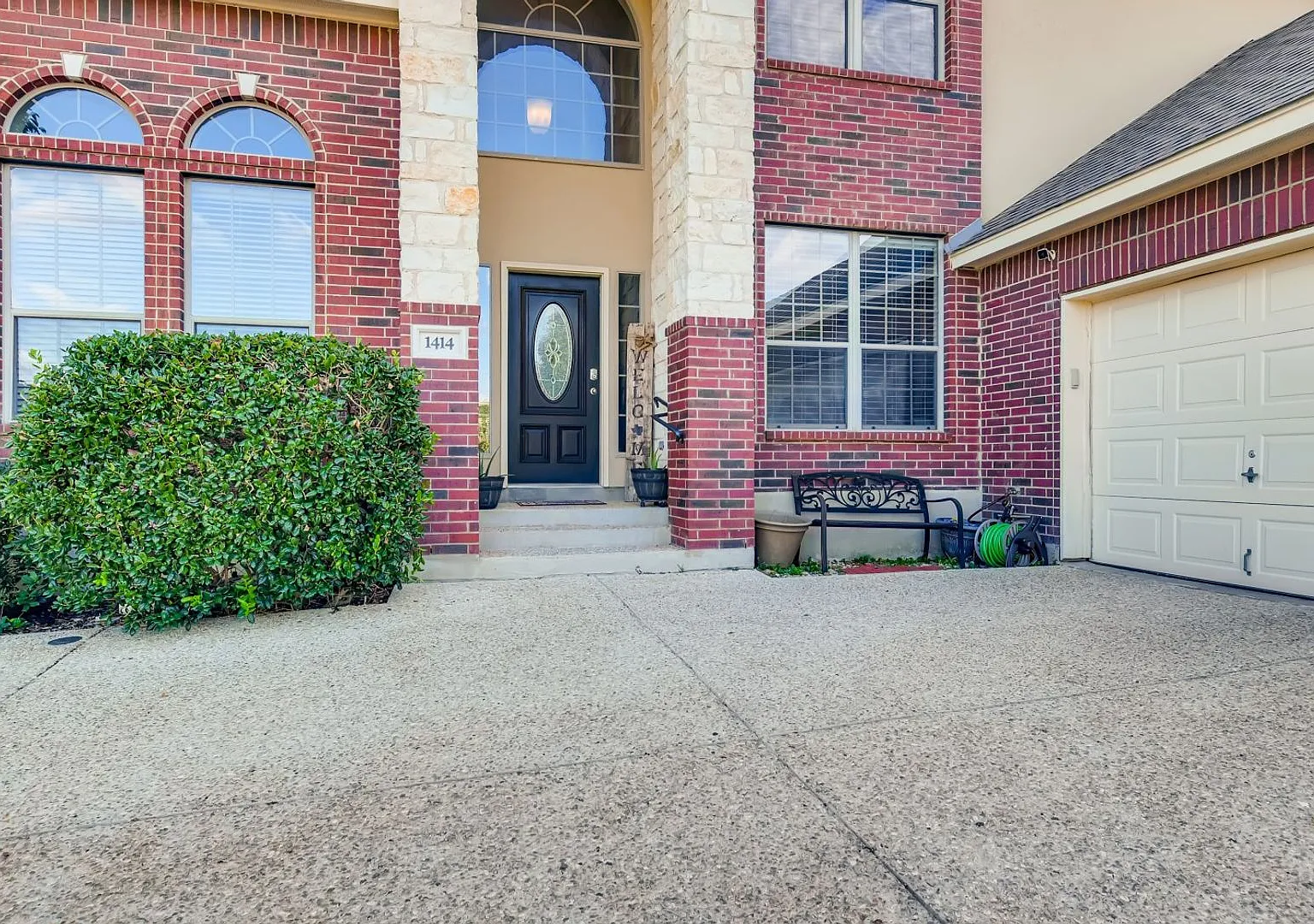 4BR/3.5 Bath Hilltop GEM in The Glen at Stone Oak — Photo 3