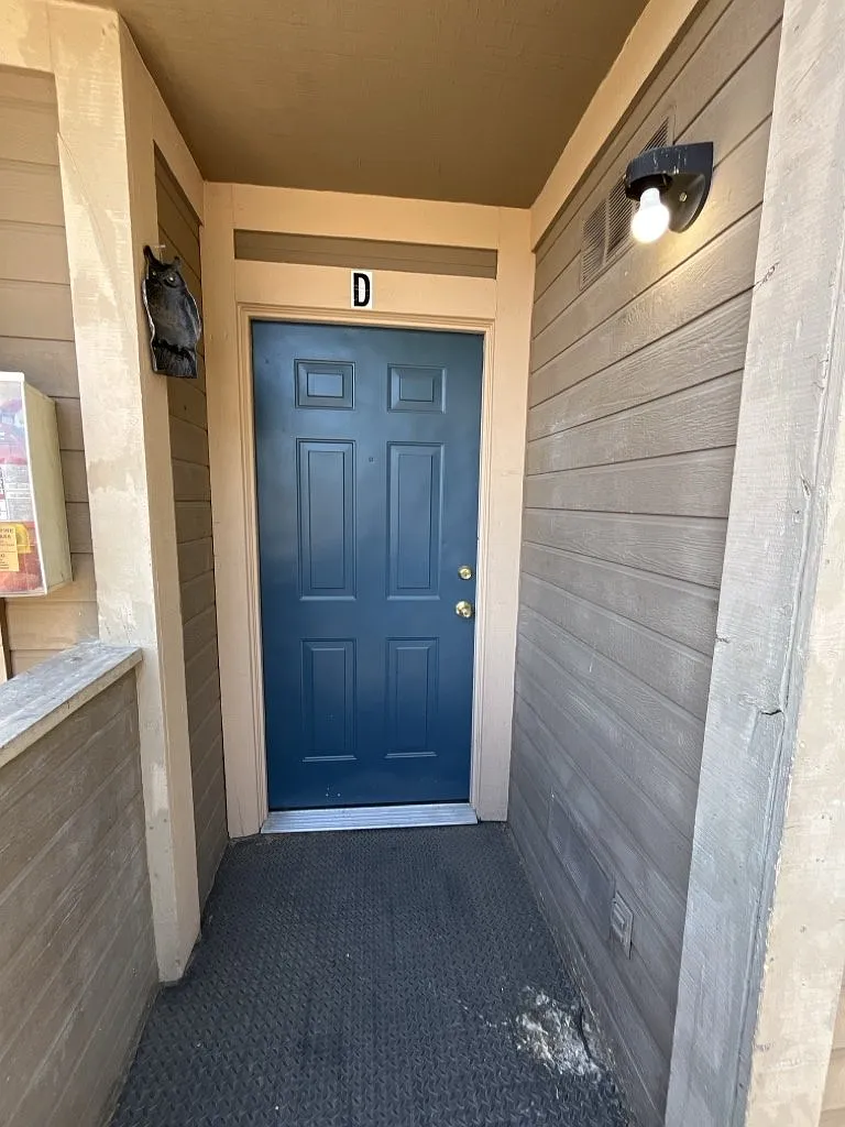 2 bed, 1.0 bath, 750 sqft, $1,075 — Photo 2