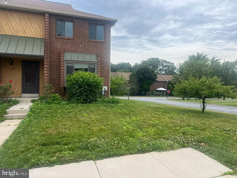 100 Conway Ct — Photo 2
