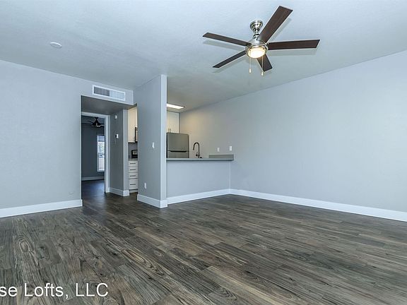 3rd image of 550 E Earll Dr #10949528