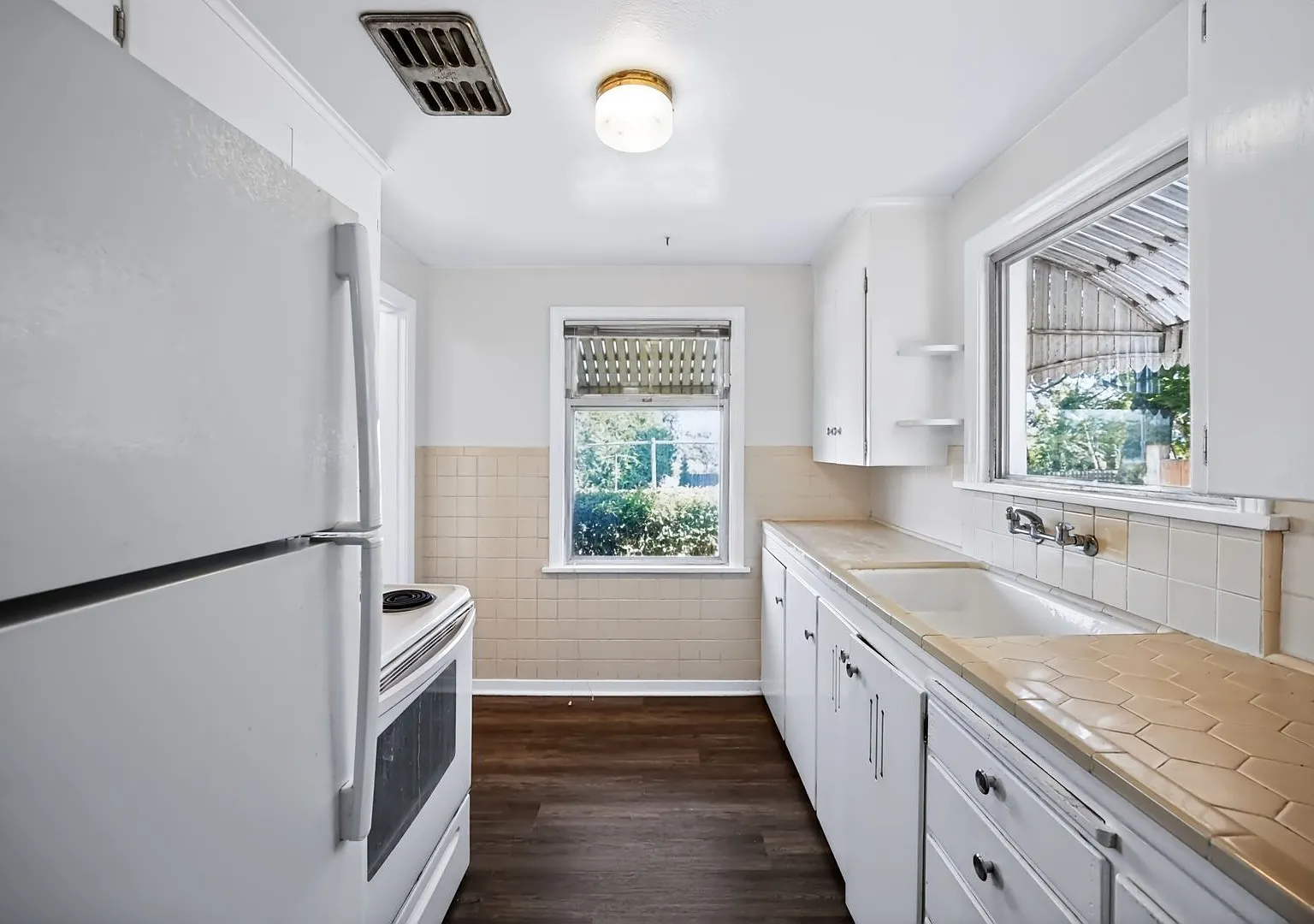 Charming Seattle Home with Sizable Yard, Private Garage, Yard & In-Unit Laundry — Photo 4