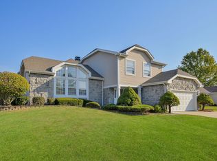 909 Oak Ridge Dr, Streamwood, IL 60107