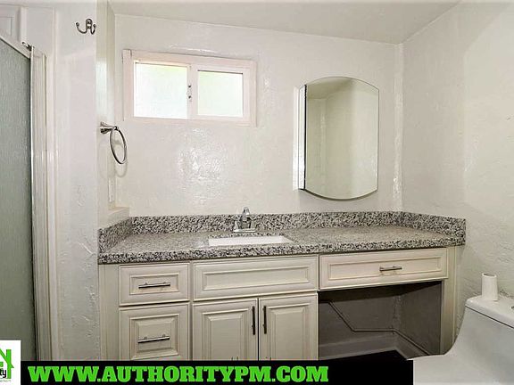 4th image of 1907 Grace Ave #B
