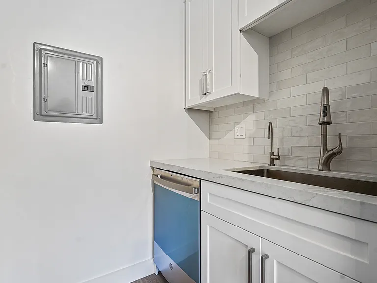 920 Marine St #4 — Photo 4