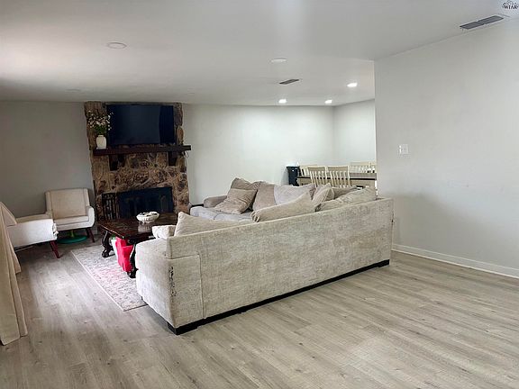 3rd image of 4665 Mistletoe Dr
