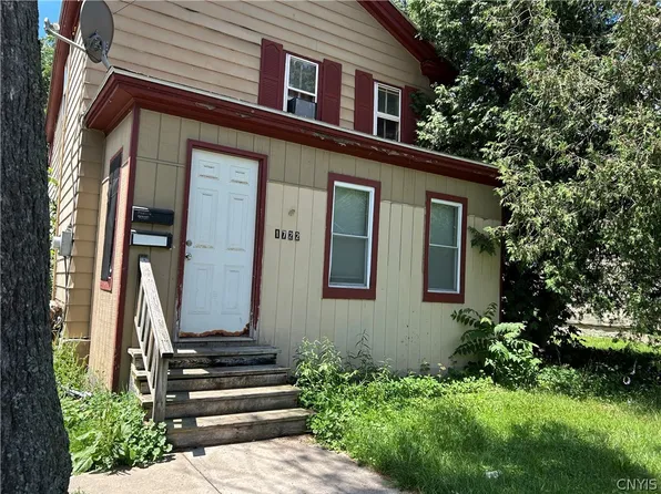 1722 Valley Dr, Syracuse, NY 13207