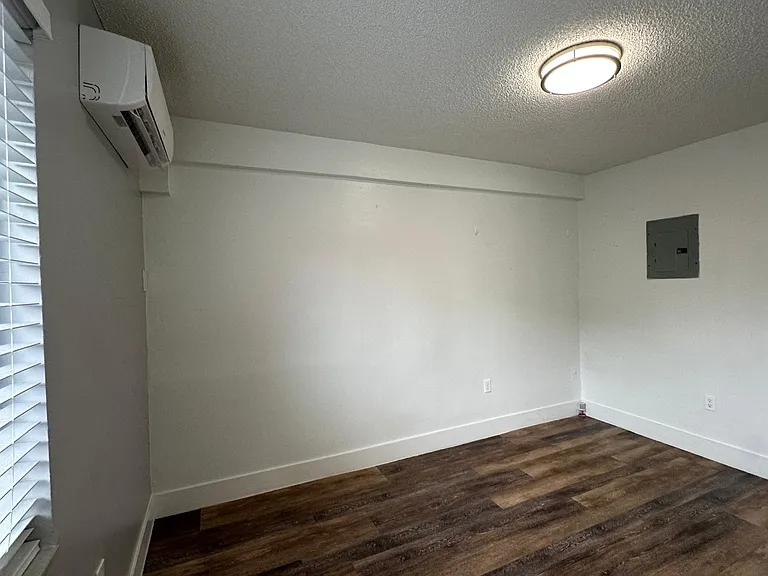 529 SW 4th St — Photo 5