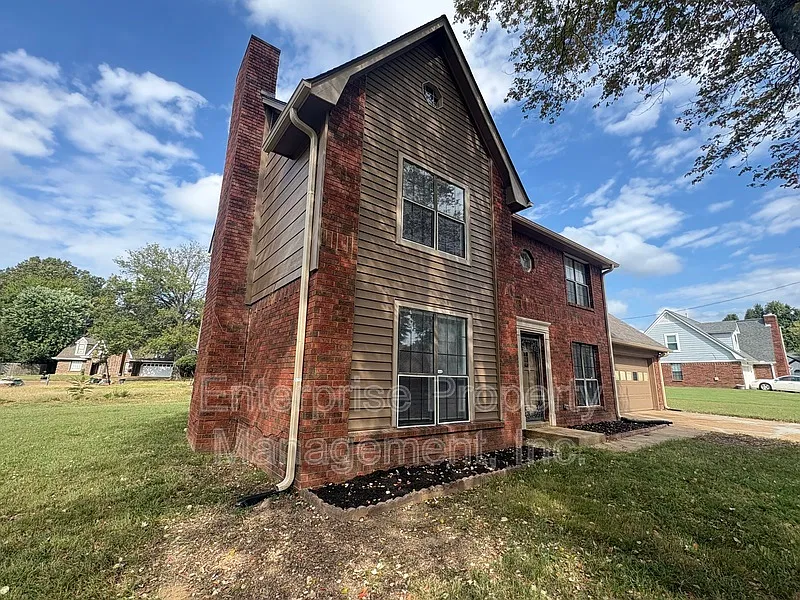 4 bed, 2.5 bath, 2008 sqft, $1,895 — Photo 2