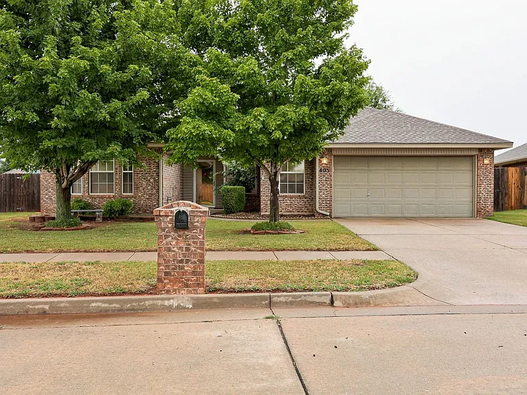605 Eastview Dr — Photo 1