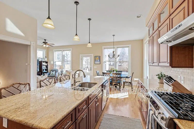 4 bed, 2.5 bath, 2873 sqft, $4,500 — Photo 4