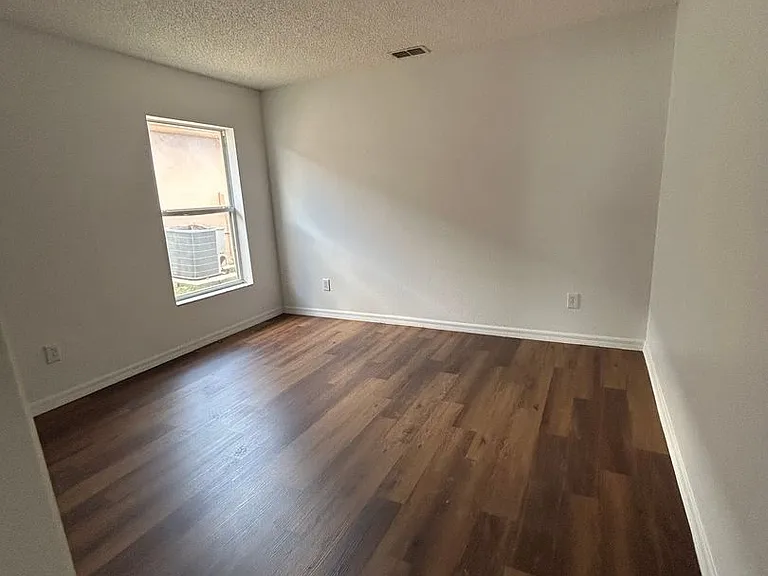 136 Grantham Dr — Photo 2